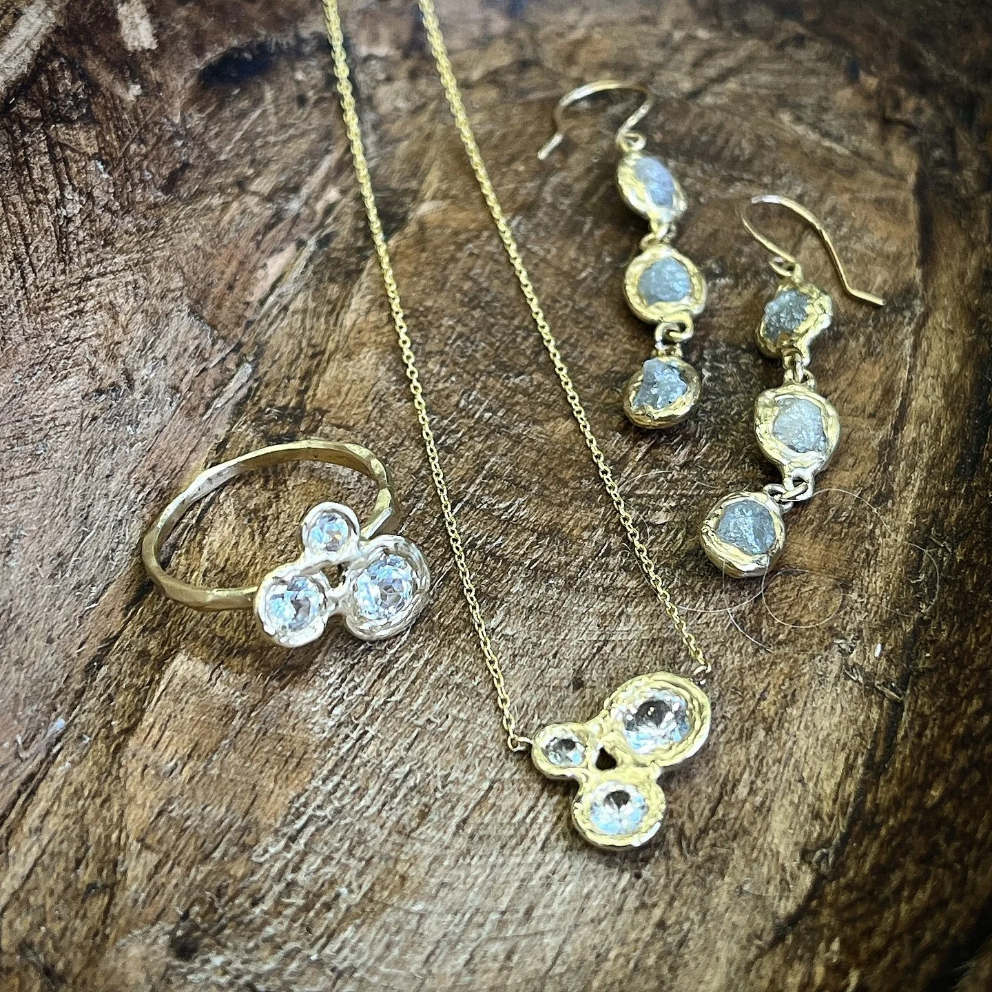 Classic and elevated sapphires and diamonds set in recycled 14k gold💍💎. Such a beautiful combination.

#jewelry #sapphires #diamonds #gold #handmade