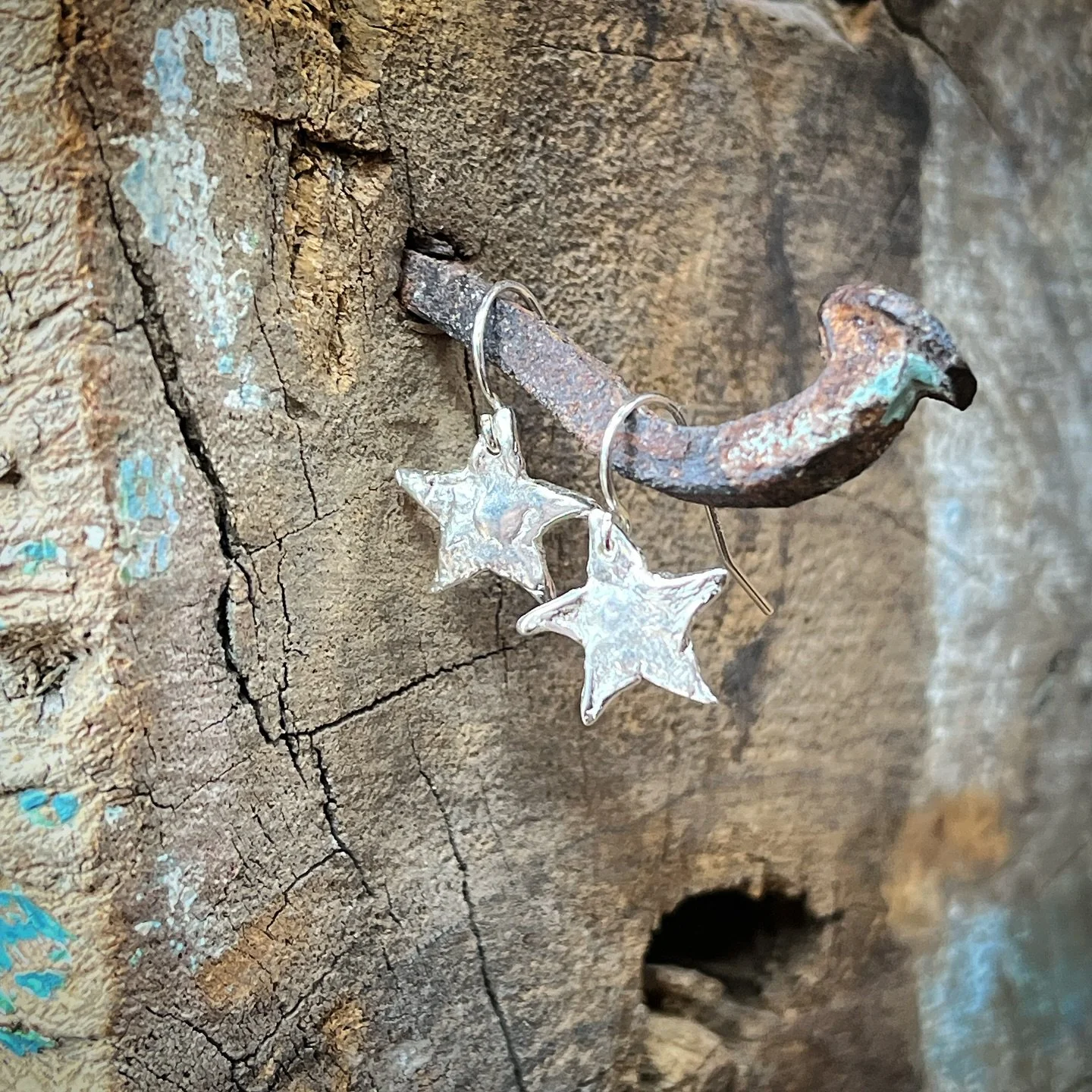 Shine bright like the north star in these lovely and charming earrings, sterling silver, handmade⭐️.

#jewelry #earrings #star #sterlingsilver #handmade