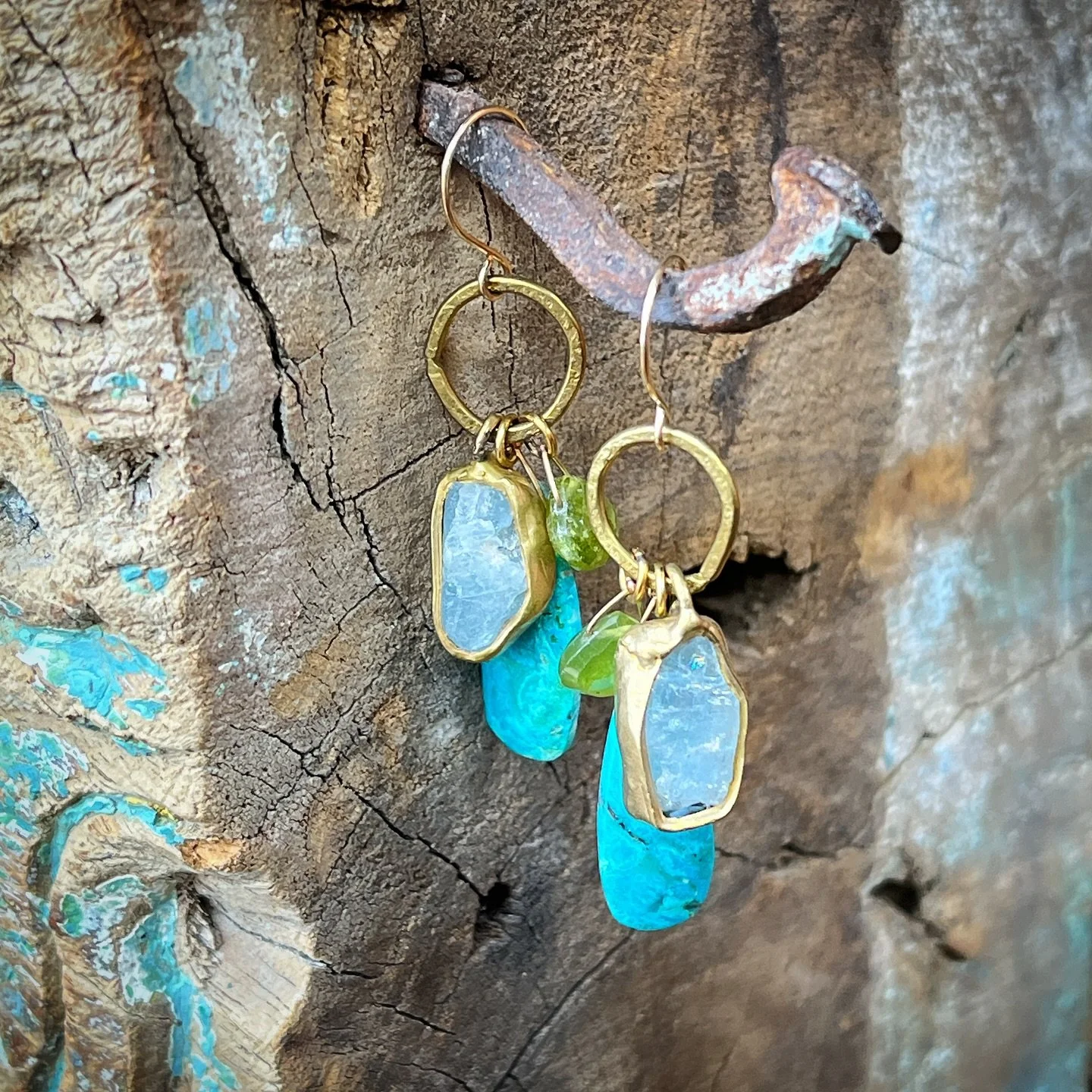 Lure earrings with aquamarine, vesuvianite and chrysocolla, handmade.

#jewelry #earrings #aquamarines #stones #handmade