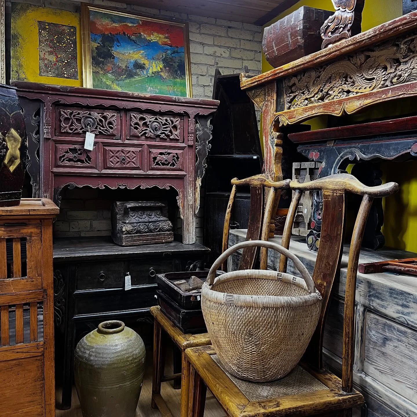 Eye spy with my little eye, something old. Let us know what catches your eye in the comments.

#furniture #antiques #asianantiques #art #jeromeointheloop