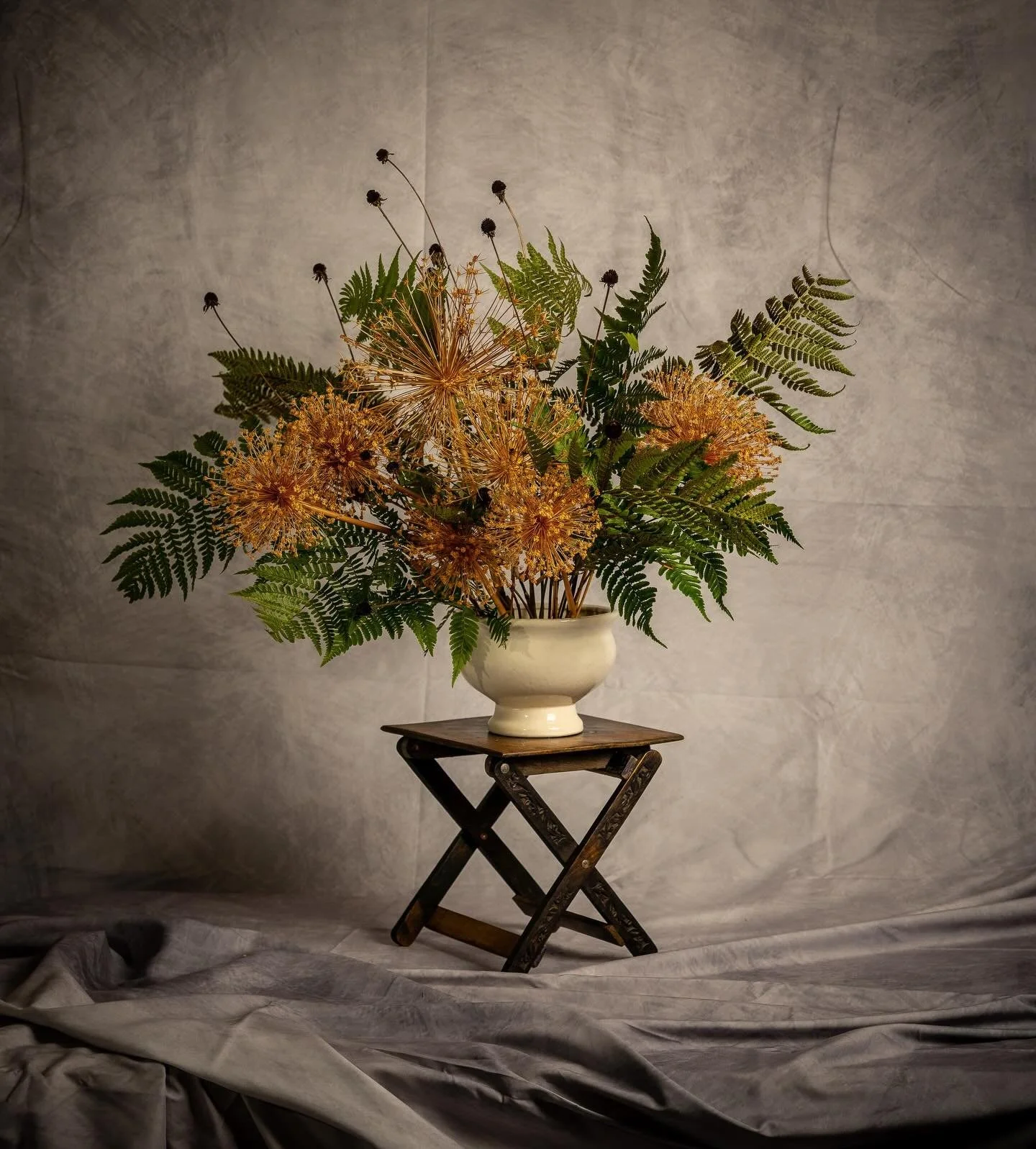 How to have fun on a snow day: gather dried allium from the garage, clip fresh autumn fern and echinacea seed heads from outside. Toss onto a very wrinkled pack drop and voil&agrave;! 

📸 @_petercamburn