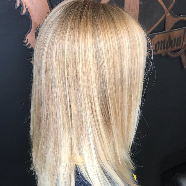 Beautifully blended blonde🌻
.
This sunkissed full foil was done by our top stylist Rhuby! She incorporated three different lighter colors for a beautiful blend and an easy grow out for her guest!
.
.
#blonde #blondefoils #sunkissed #summer #longhair