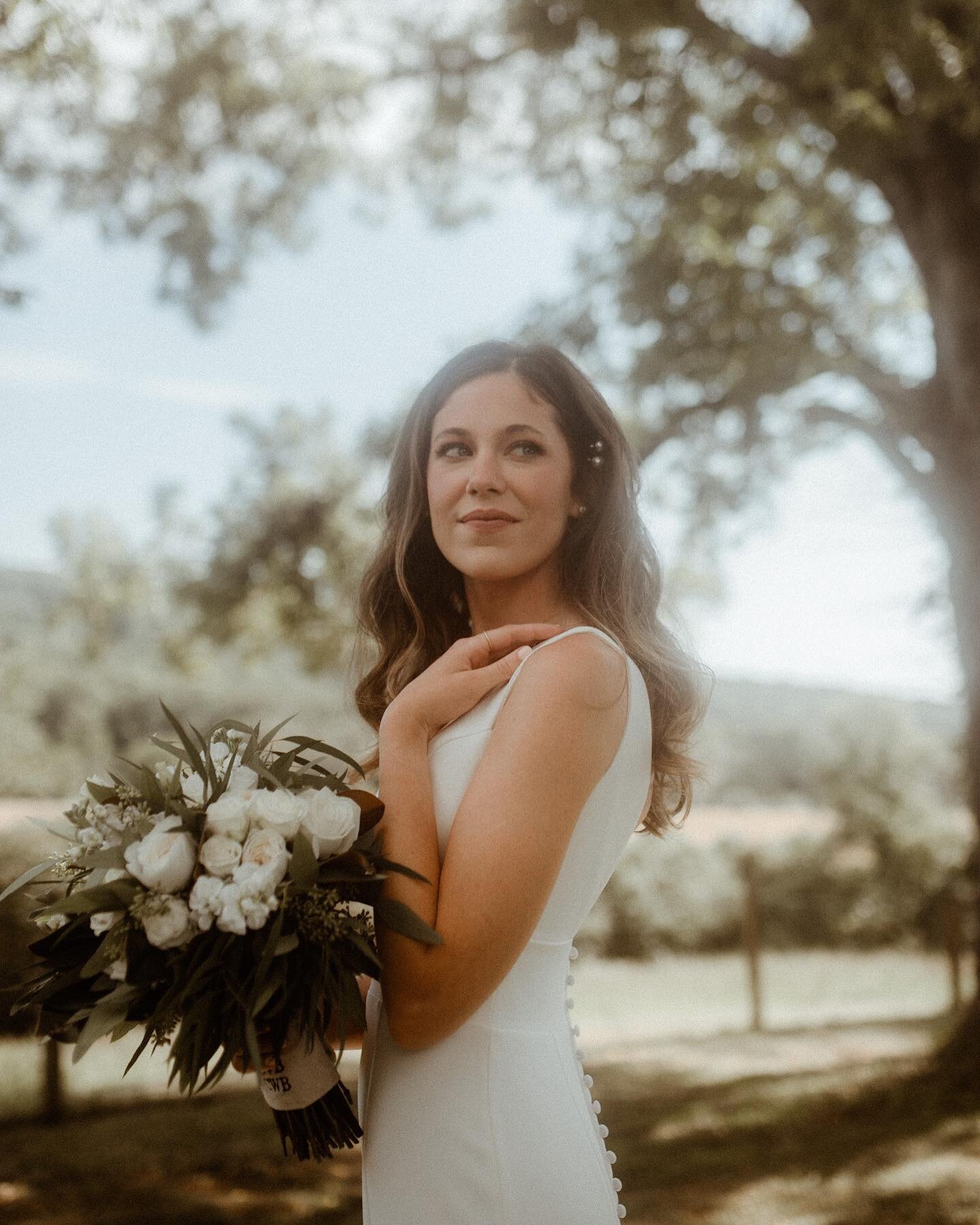 I love these 🤍 gorgeous bride + dreamy light 💫