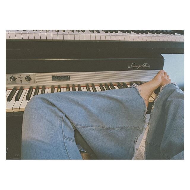 Perfectly “suited” for a little #sunday shedding on the ‘73 โ๏ธ๏ธโฎ๏ธ๏ธโค๏ธโบ๏ธ๏ธ #sundayfunday #fender #rhodes #bellbottoms #keys #livemusic
