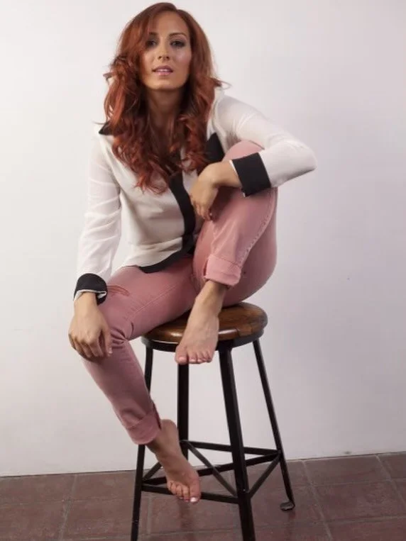 Welp, never been much of a business woman (yup yup, my Achille&rsquo;s heel) but I can sometimes look the part, kind of 🫢 #throwback #thursday before the days of #hope 💛 #barefoot