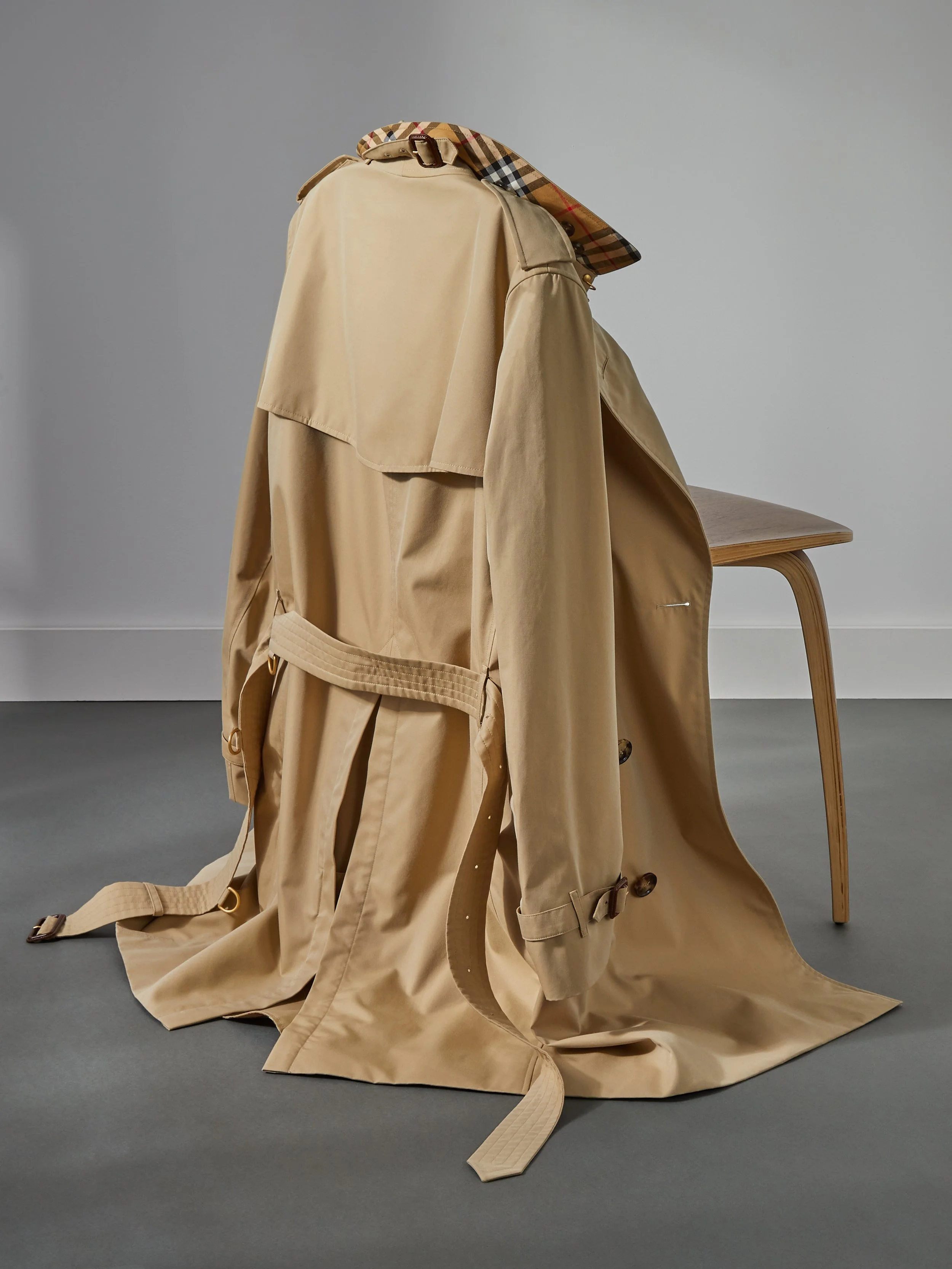 INTERNATIONAL_FALLOUTWEAR_M_BURBERRY_3.jpg
