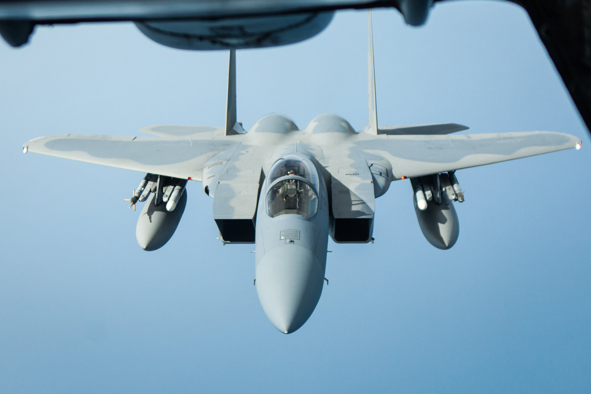  A F-15 C Eagle jet fighter is seen outside the window of the U.S. Air Force KC-10 Extender on Aug. 14, 2012 over the Atlantic Ocean. (Benjamin Chasteen/The Epoch Times) 