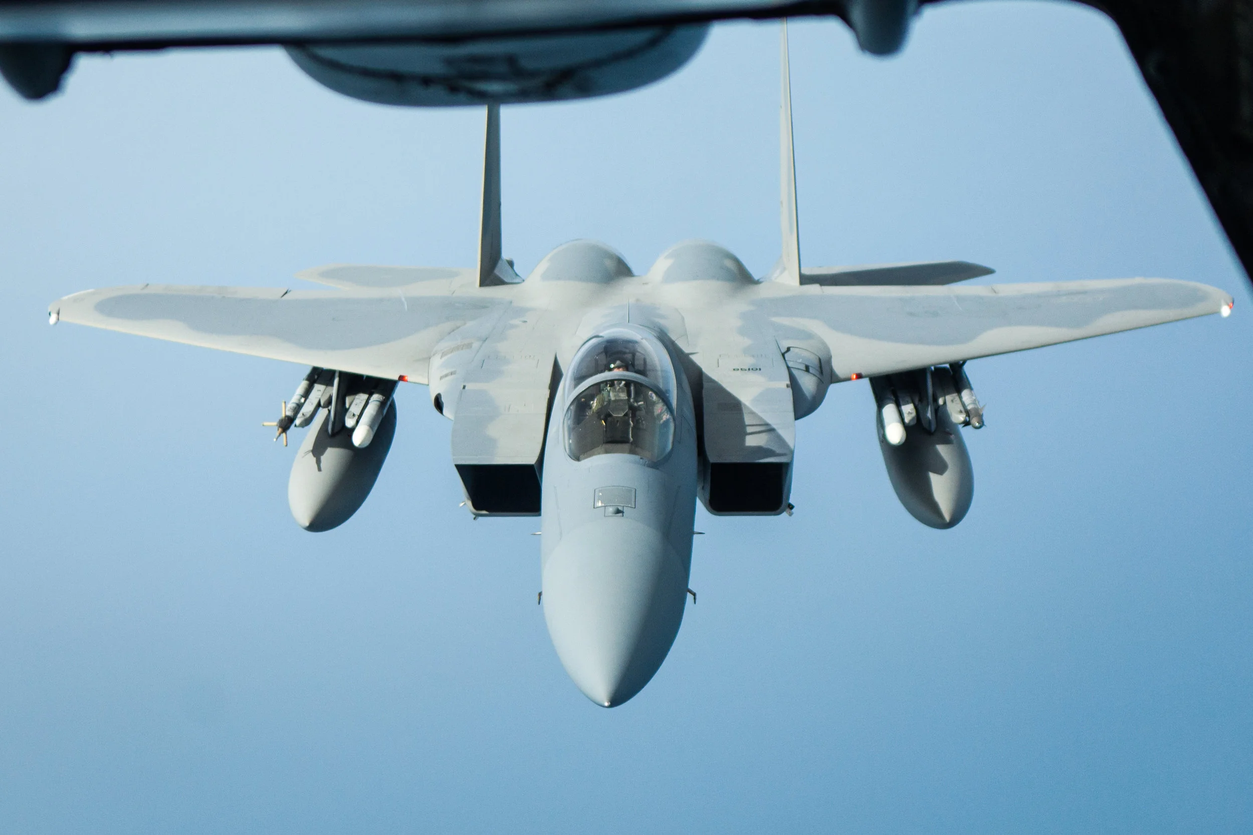  A F-15 C Eagle jet fighter is seen outside the window of the U.S. Air Force KC-10 Extender on Aug. 14, 2012 over the Atlantic Ocean. (Benjamin Chasteen/The Epoch Times) 
