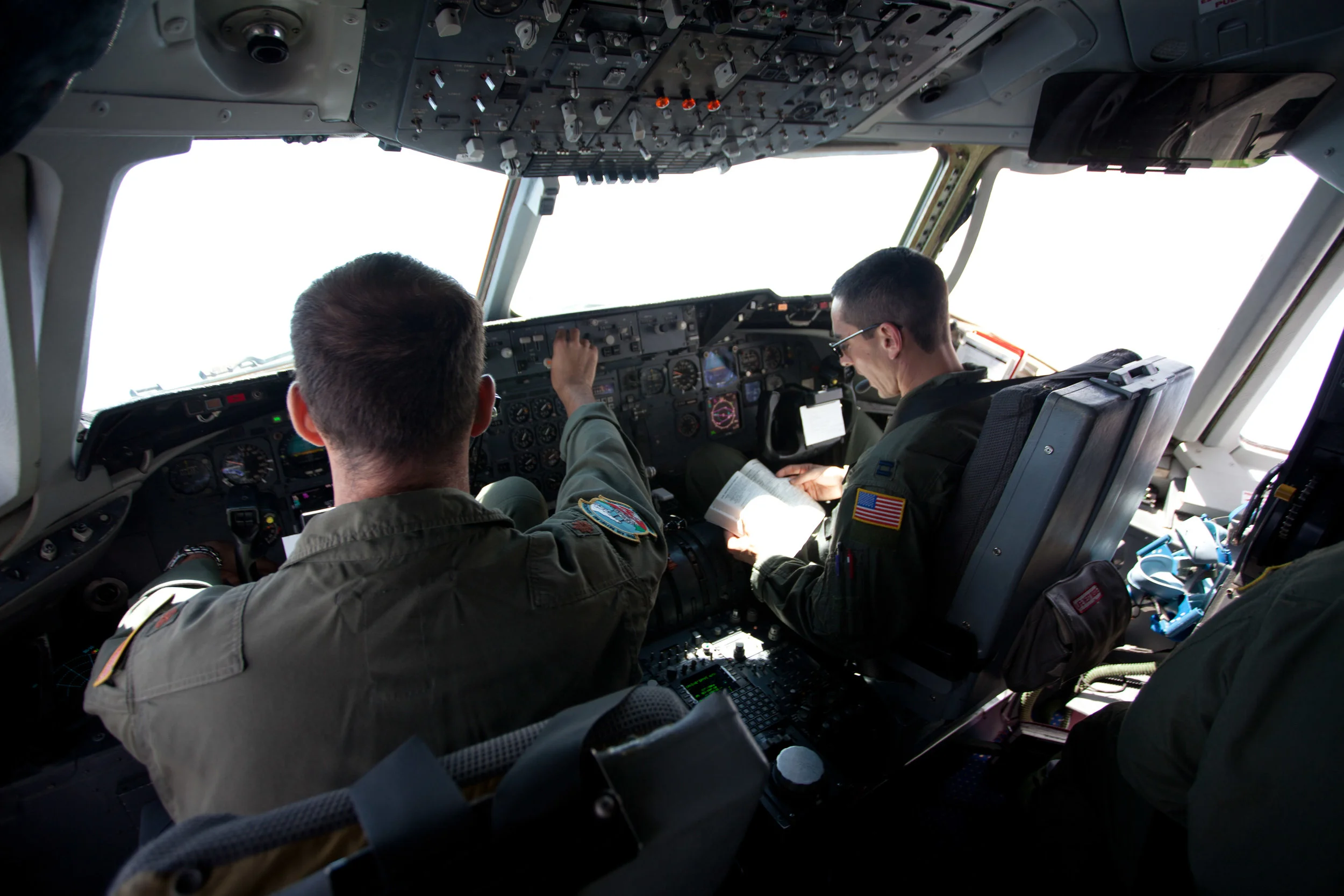  Major Michael Capodicasa (L) and Captain Anthony Cannone (R), pilot the U.S. KC-10 Air Force KC-Extender on Tuesday. (Benjamin Chasteen/The Epoch Times) 