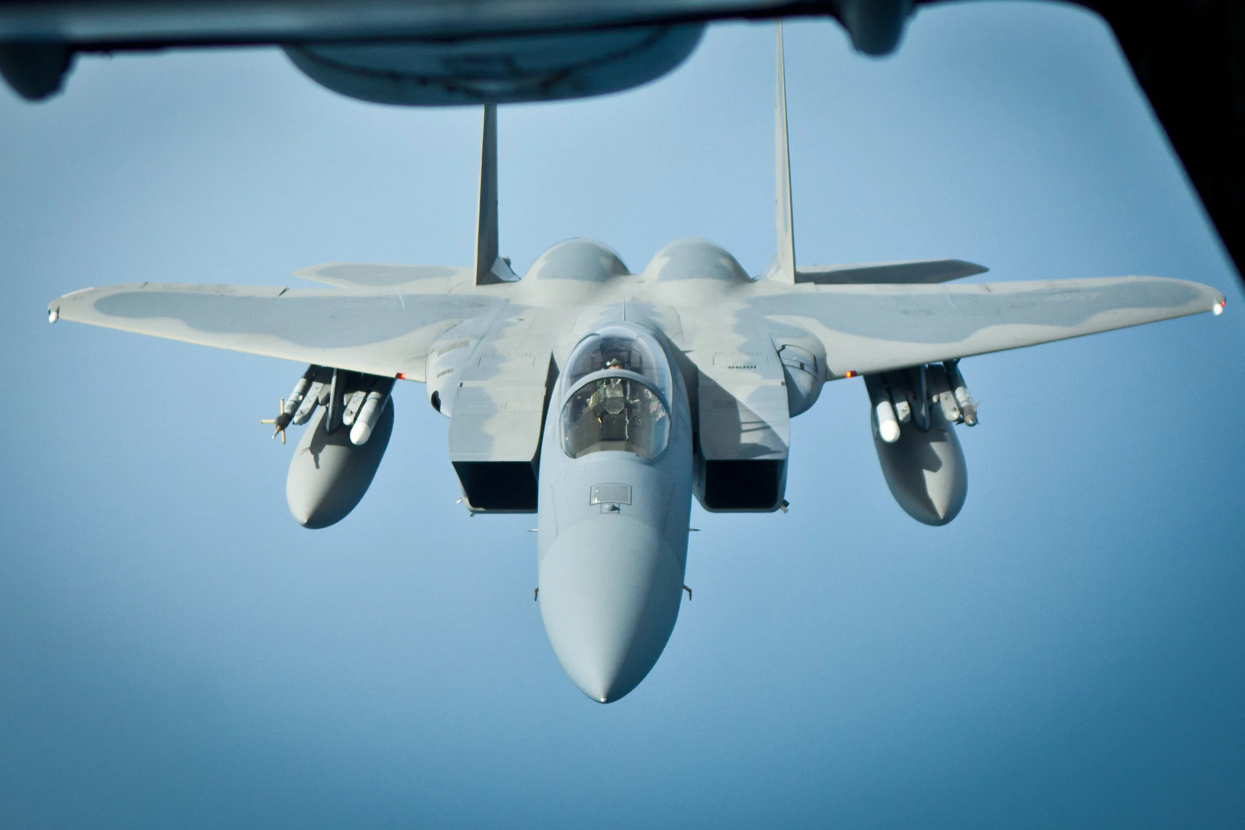  A F-15 C Eagle jet fighter is seen outside the window of the U.S. Air Force KC-10 Extender on Aug. 14, 2012 over the Atlantic Ocean. (Benjamin Chasteen/The Epoch Times) 