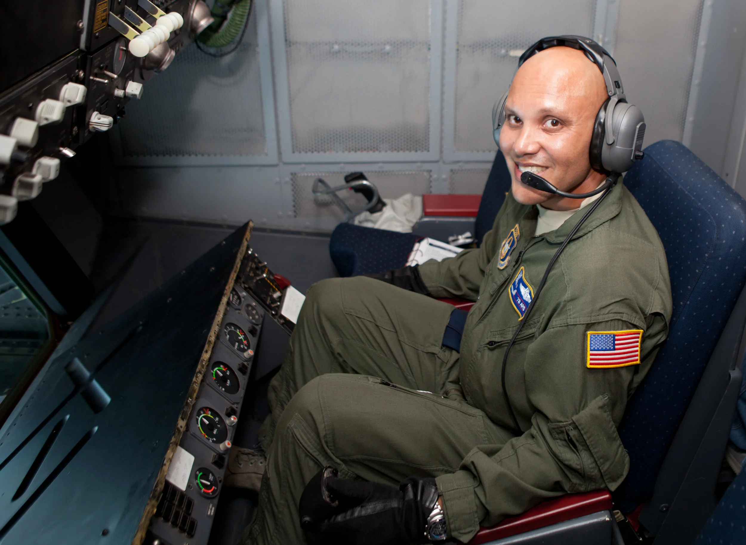  Master Sergeant Ramon Cruz, operates the refueling system of the U.S. KC-10 Extender as during a military training with a F-16D "Falcon" fighter jet on Aug 14, 2012 over the Atlantic Ocean. (Benjamin Chasteen/The Epoch Times) 