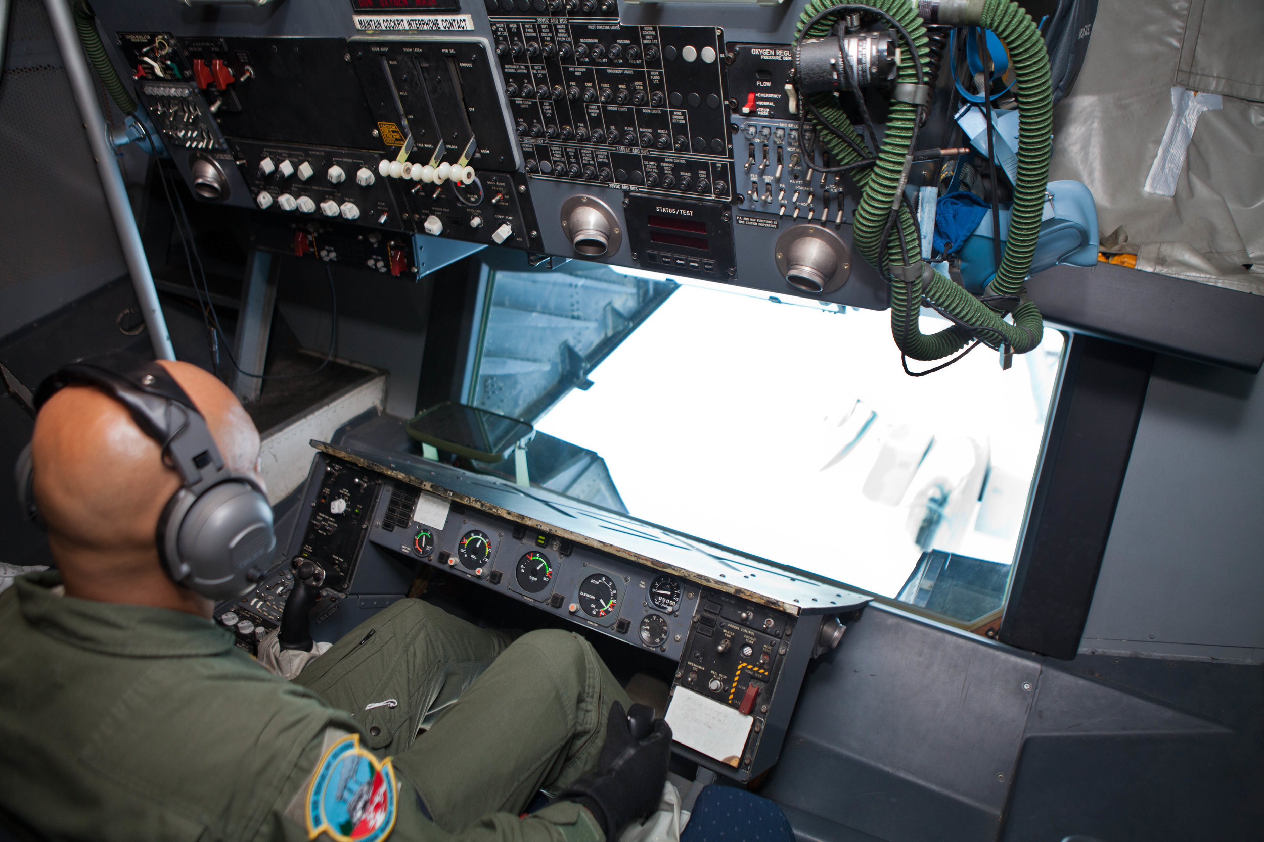  Master Sergeant Ramon Cruz, operates the refueling system of the U.S. KC-10 Extender as during a military training with a F-16D "Falcon" fighter jet on Aug 14, 2012 over the Atlantic Ocean. (Benjamin Chasteen/The Epoch Times) 
