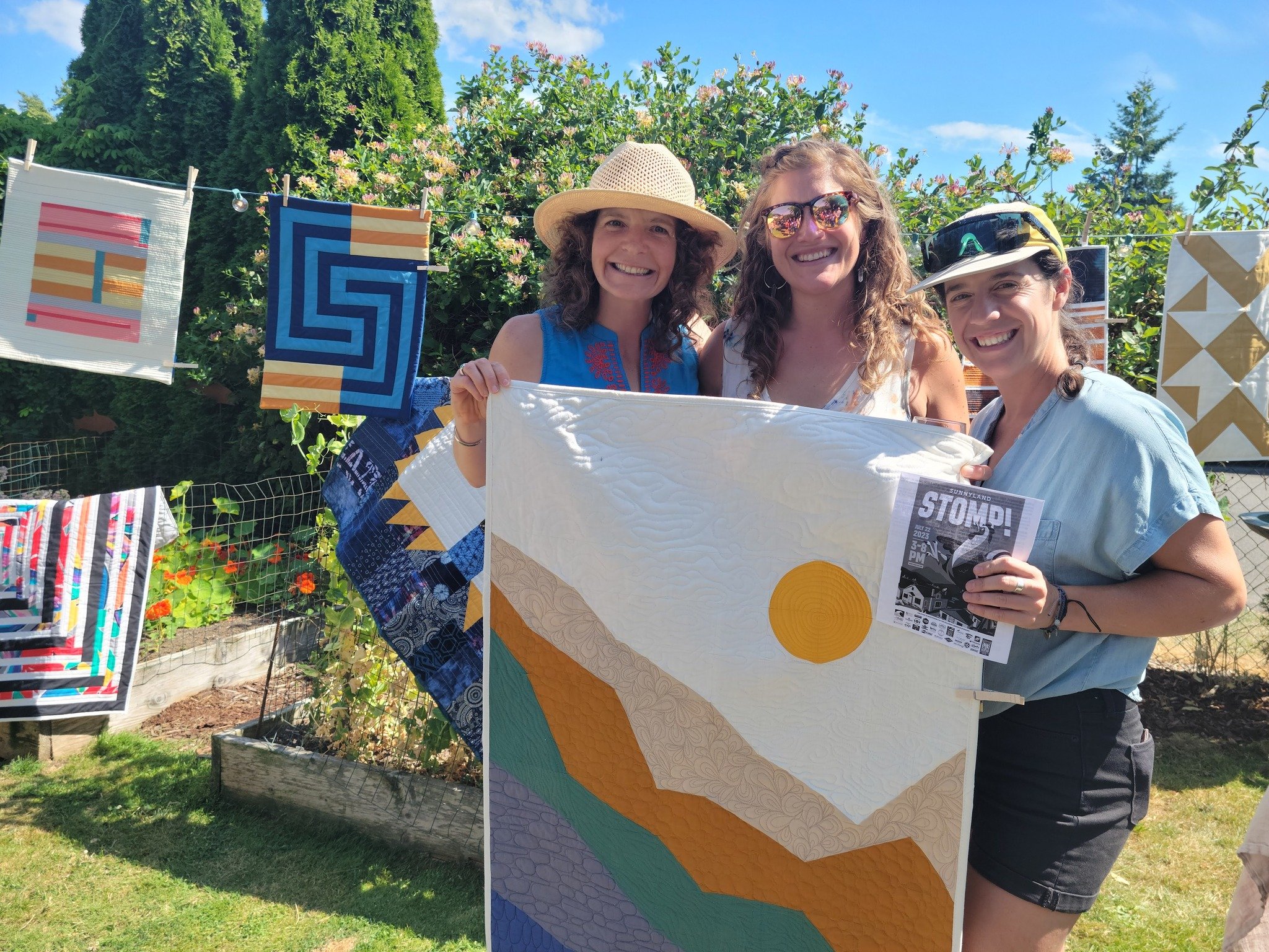 Sunshine and smiles at 'Art on Grant' from the 2023 Stomp! ☀️🐓 Sign up to be a part of the party, 🎉 and become an official host of this year's 16th Annual Sunnyland Stomp! Register by June 8th at 🔗: sunnylandstomp.com/hostsignup to get your Stomp 