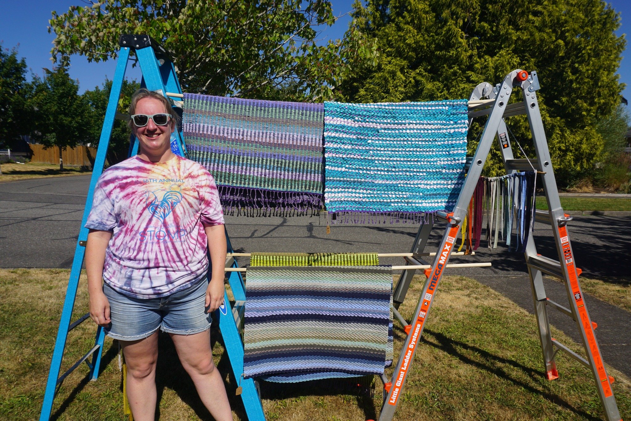 The host deadline is loom-ing 🧶 There's ONE week left to sign up to host a Stomp Stop! 🔗sunnylandstomp.com/hostsignup

📷: Meredith hosting the 2024 Stomp Stop 'Rugrats'. She showcased her upcycled, handwoven rugs made with love on a loom in her ho