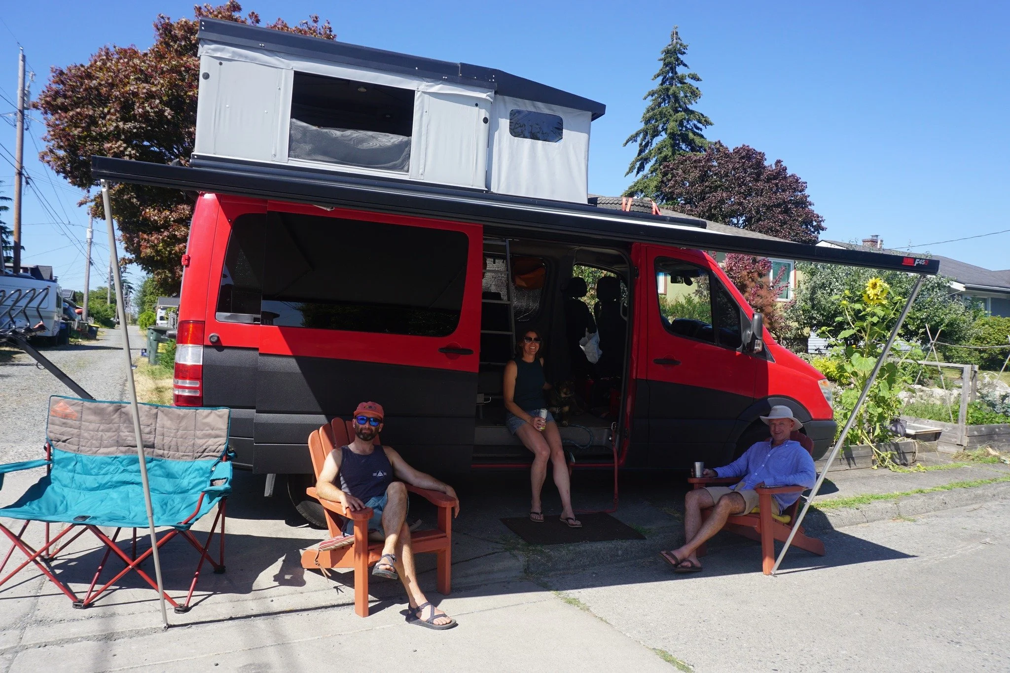 Roll up with your crew 😎🚐🧑🏽&zwj;🤝&zwj;🧑🏼 Stomp Saturday is best enjoyed with friends!

📷: 2024 Stompers 'camped out' listening to musicians perform at the Mars Hotel Stomp Stop. 🎶

#sunnylandstomp #sunnyland #sunnylandneighborhood #bellingha