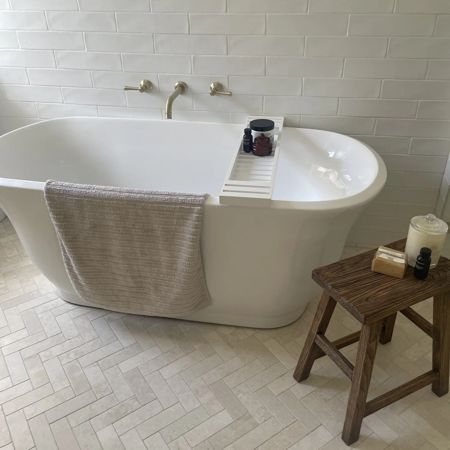 Classically timeless - this beautiful bathroom and laundry created by our Balgowlah client. 
Our stunning Botticino marble herringbone floors paired beautifully with Italian textured walls and white brick subways. 😍

#herringbonetiles #naturalstoneb