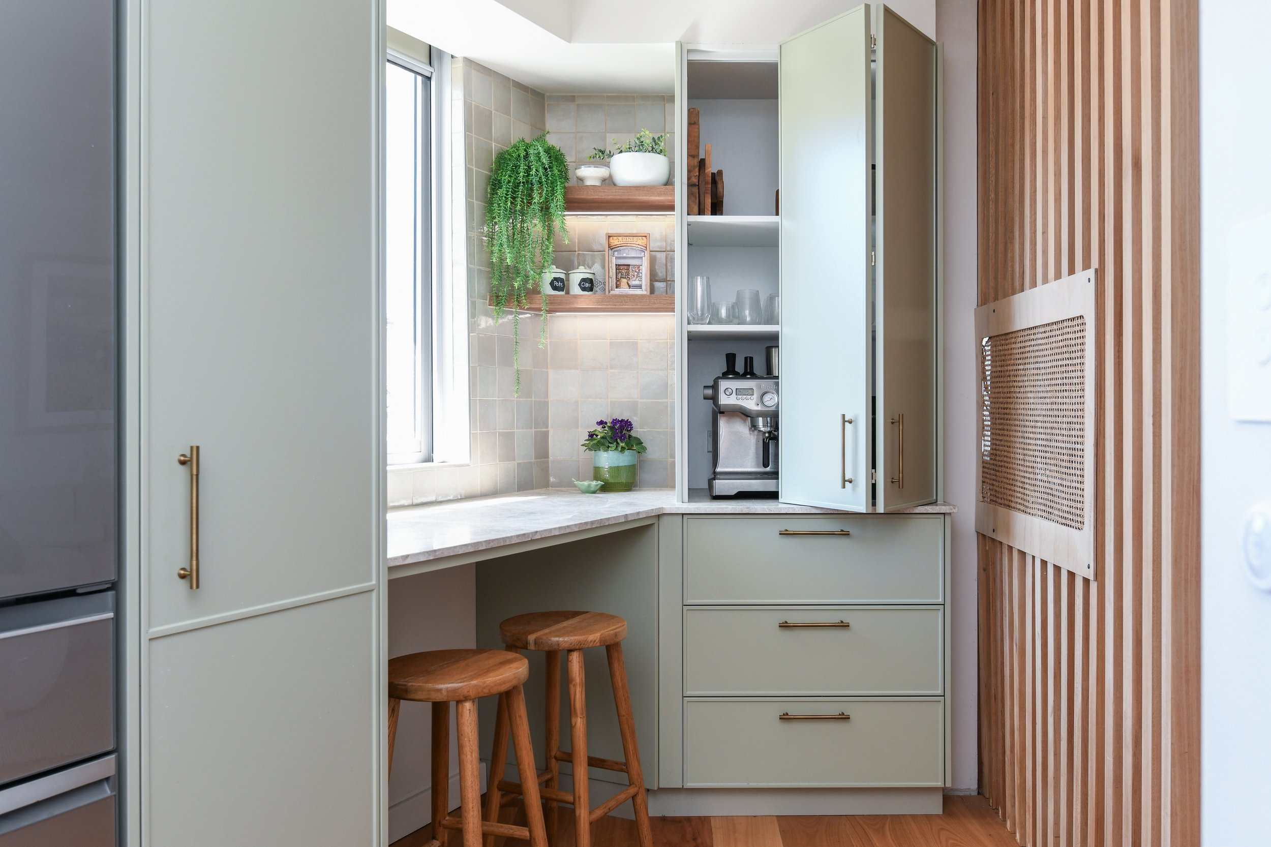 Neutral kithcen with textured square backsplash tiles. 