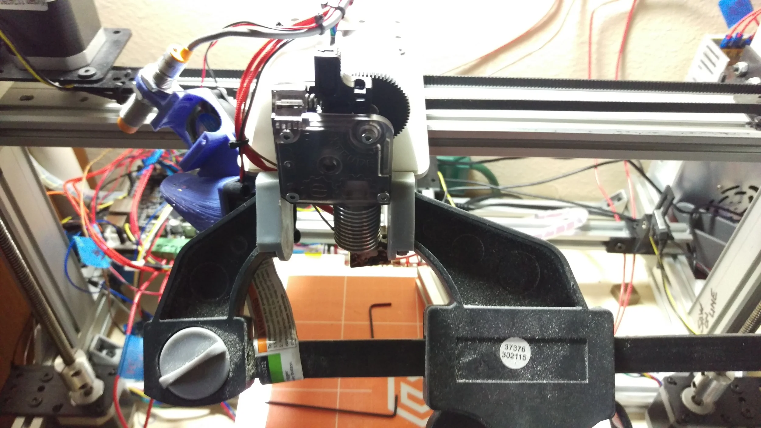 I had to squeeze the extruder body together to properly seat the lid over it as well. Note that this step happened later on in the assembly.