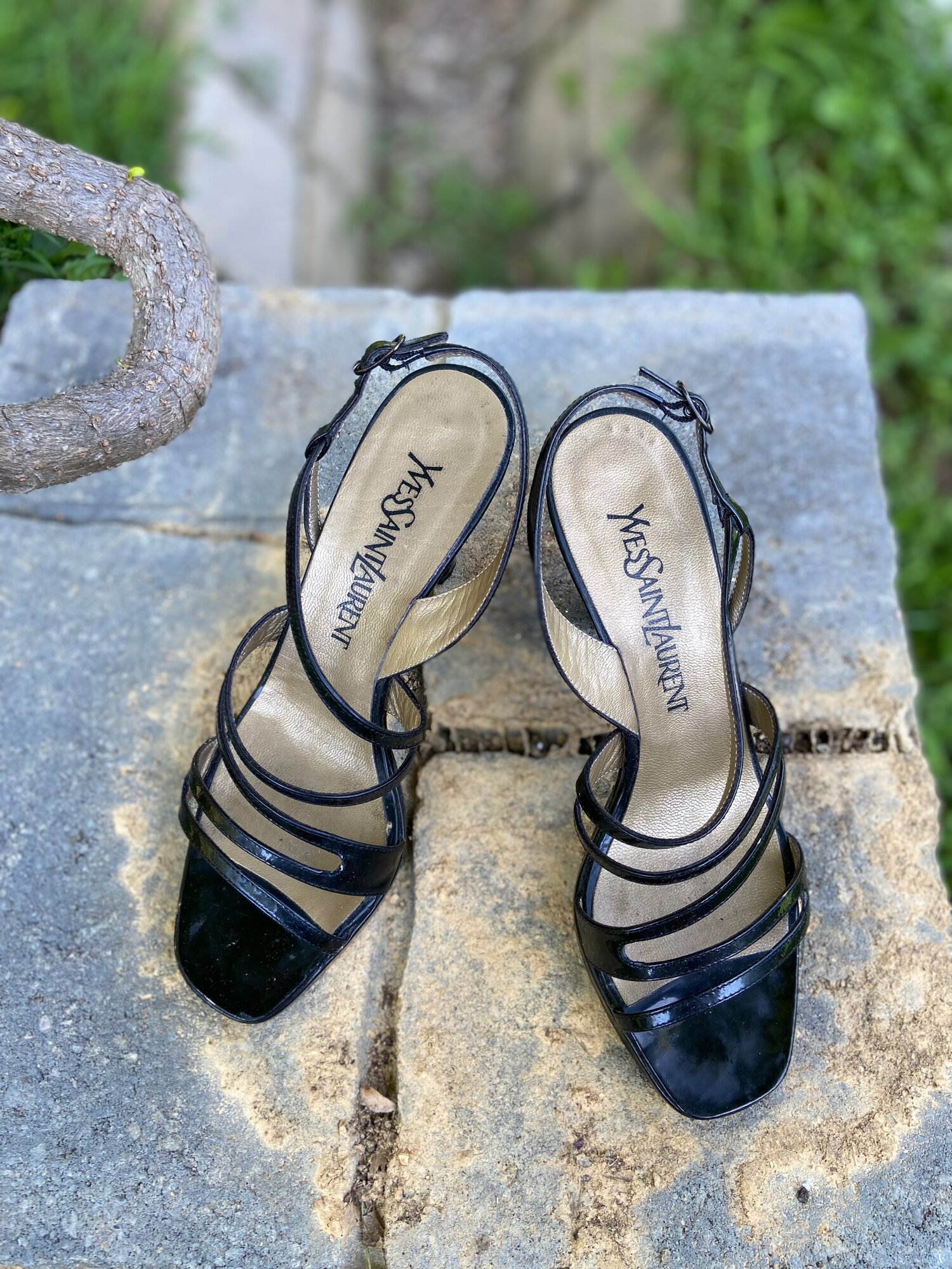 Schoenen damesschoenen Sandalen Slingbacks & Slides Vintage jaren 1980 tot 90 Yves Saint Laurent Patent Leather Strappy Sandals 5.5 