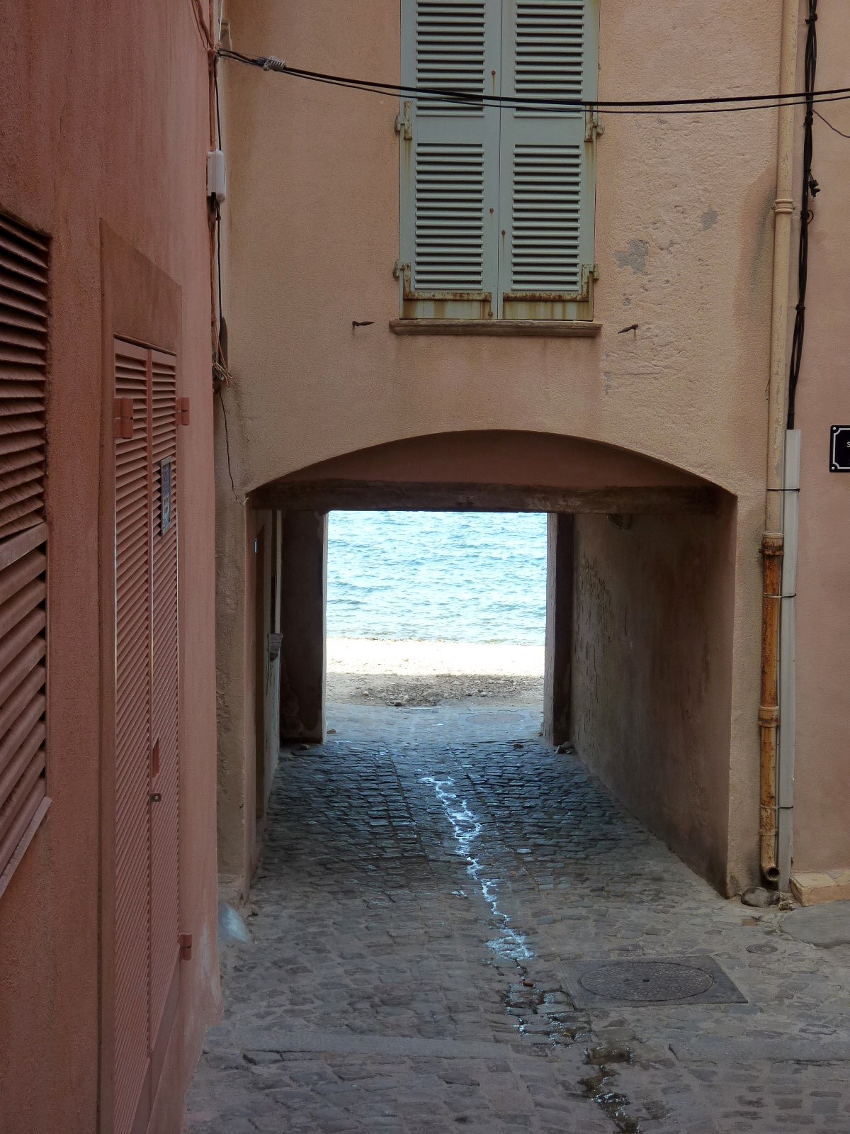 St-Tropez-passage-to-beach.jpg