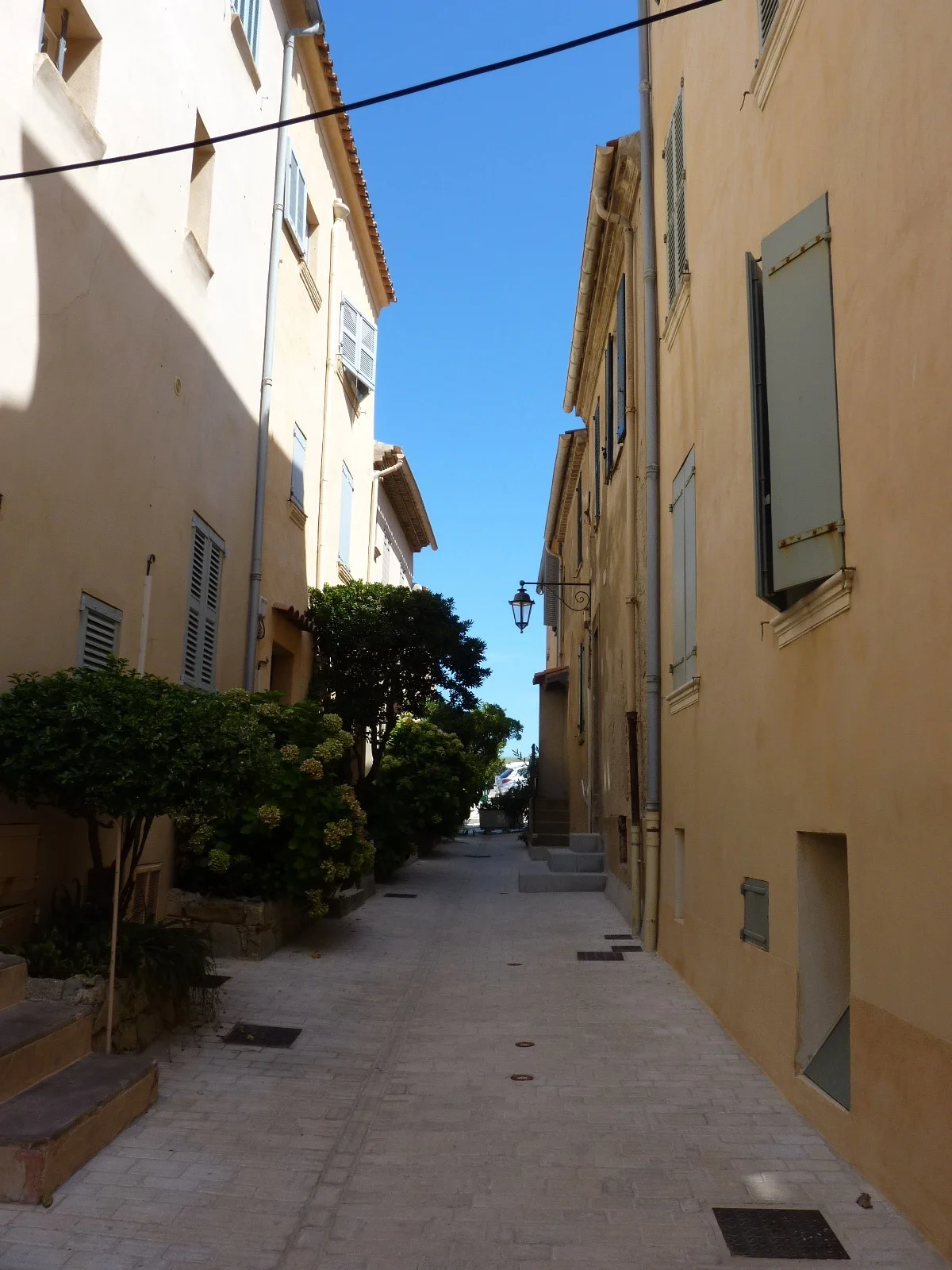 St-Tropez-pristine-streets.jpg