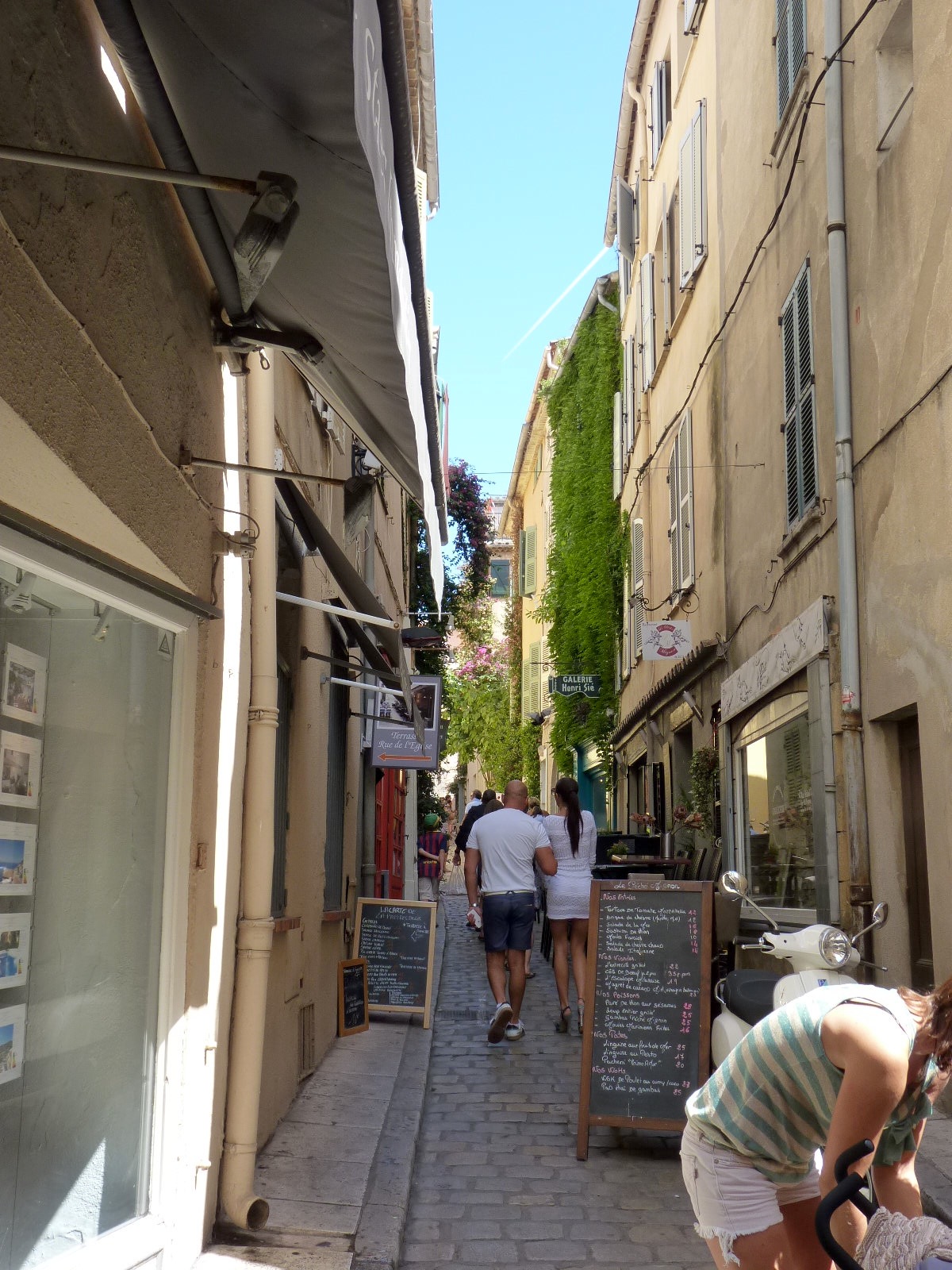 St-Tropez-Street.jpg
