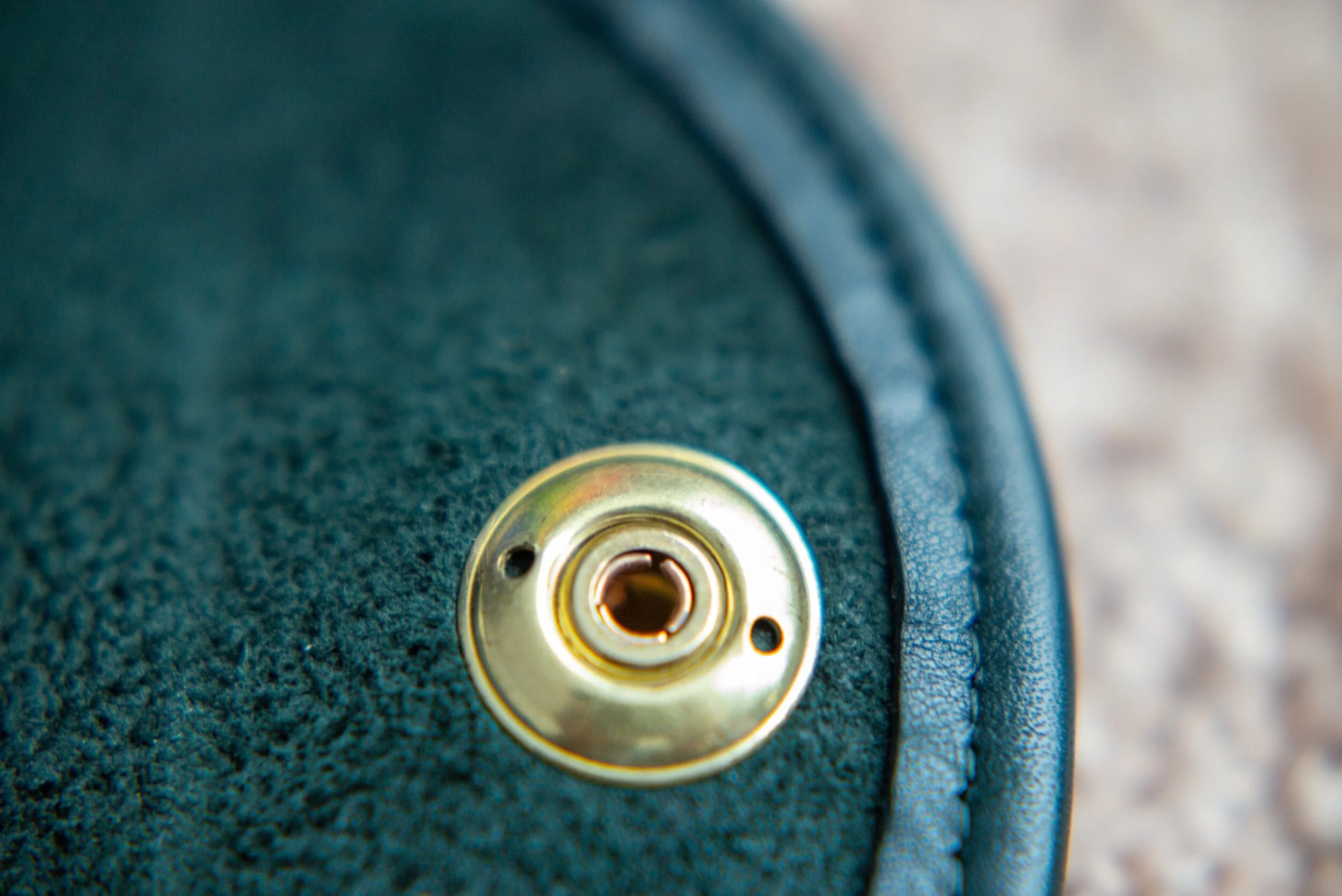 Full grain leather. Flesh side is visible since this bag is NOT lined