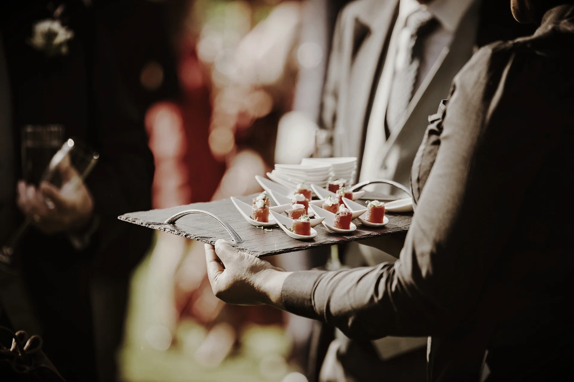 hands-holding-plate-2110438_1920.jpg