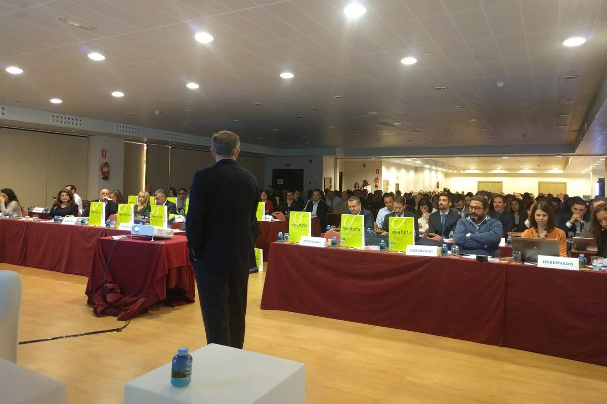 Alfonso Lacruz presenting at the Renovacion Inmobiliaria congress in Madrid