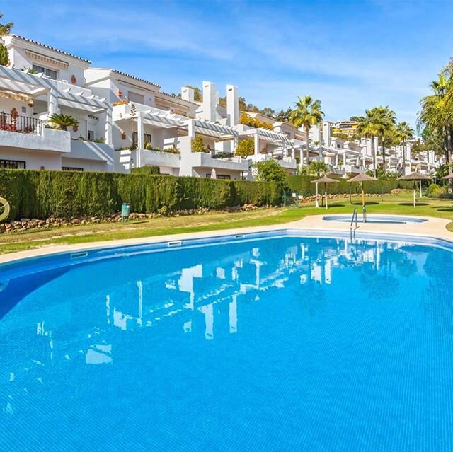 En cuanto todo esto pase estaremos encantados de ense&ntilde;arte esta fant&aacute;stica propiedad. Se trata de u  apartamento duplex en el Soto de La Quinta (Benahavis), con 3 dormitorios, 2 ba&ntilde;os, porche y jard&iacute;n privado. 
Mientras ta