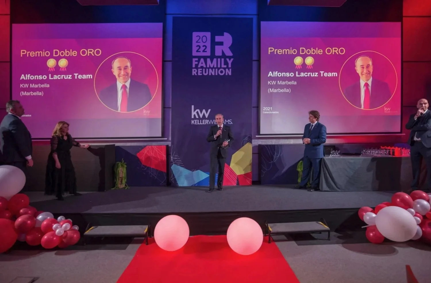 Alfonso Lacruz collecting the Double Gold agent award