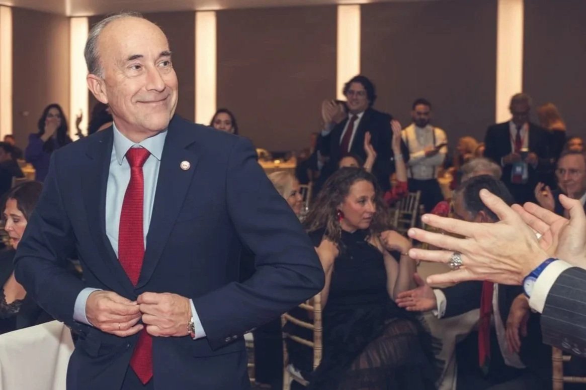 Alfonso Lacruz receiving the Millionaire Real Estate Agent award in Marbella