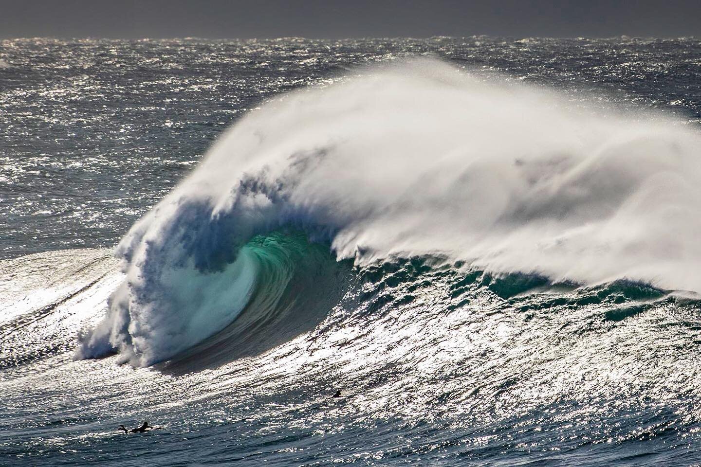 A surfer scratches for the shoulder as a huge set breaks way outside at Wedding Cake Island. 8.5.23
.
.
.
.
.
@canonaustralia #weddingcakeisland #coogee @surfline_aus #surfing #sydney @sunburntmess.surf @surfersjournal #swell #australia @photokingpro