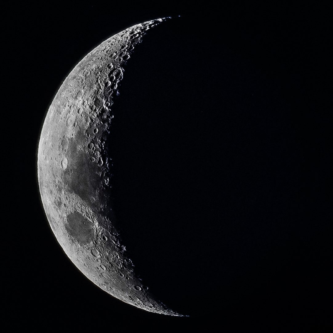 Beautiful light and detail of the Waning Crescent moon captured last night using a Canon EOS 5D Mk IV with a 600mm f4L IS USM lens and EF 1.4X Extender. 
.
.
. 
. 
.
@canonaustralia #sydney #moon #astronomy #space #science @astronomybasics @astronomy