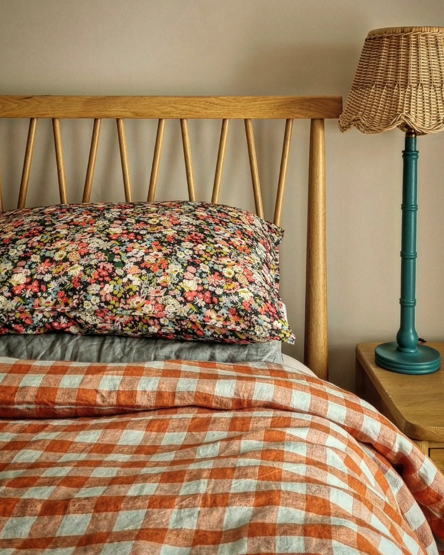 The bedrooms in this holiday cottage in Fowey have pretty Liberty prints and softly crumpled linen duvets all by local Cornish brand @poppyandhonestyuk 
The vibe is relaxed and cosy and as our lovely client said 'a bit Enid Blyton'...