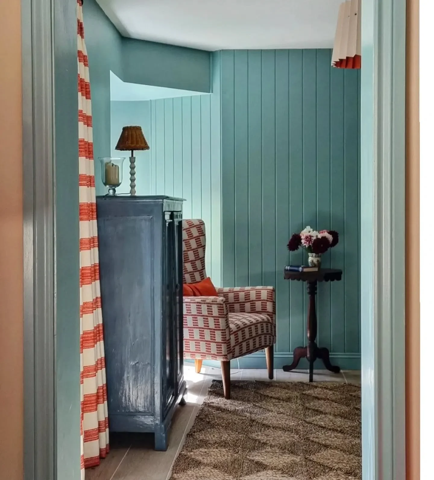 A few snaps coming up of a project from last year. A cottage in the magical town Fowey on the south coast of Cornwall.

15 years ago when our clients - keen sailors and lovers of the outdoors - bought the cottage, it had been recently overhauled by a