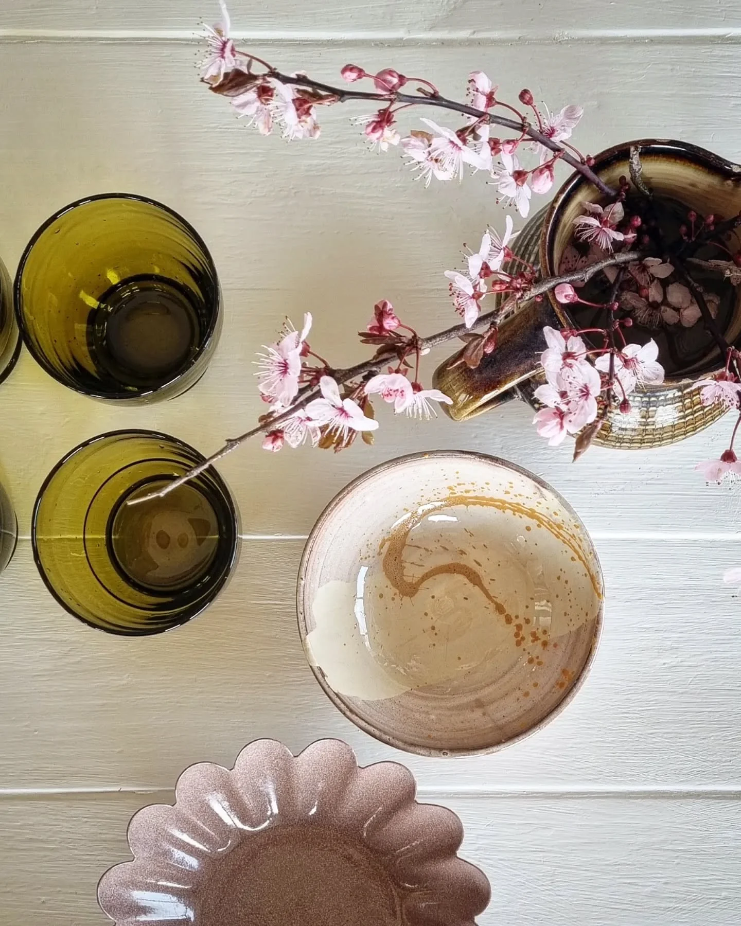 From my dining table at home... a favourite colour combination which is finding its way into many of our schemes at the moment. Ochre yellow, dirty pink and glossy brown... warm, strong and optimistic

#springdiningtable
#springsheme
#interiordesigns