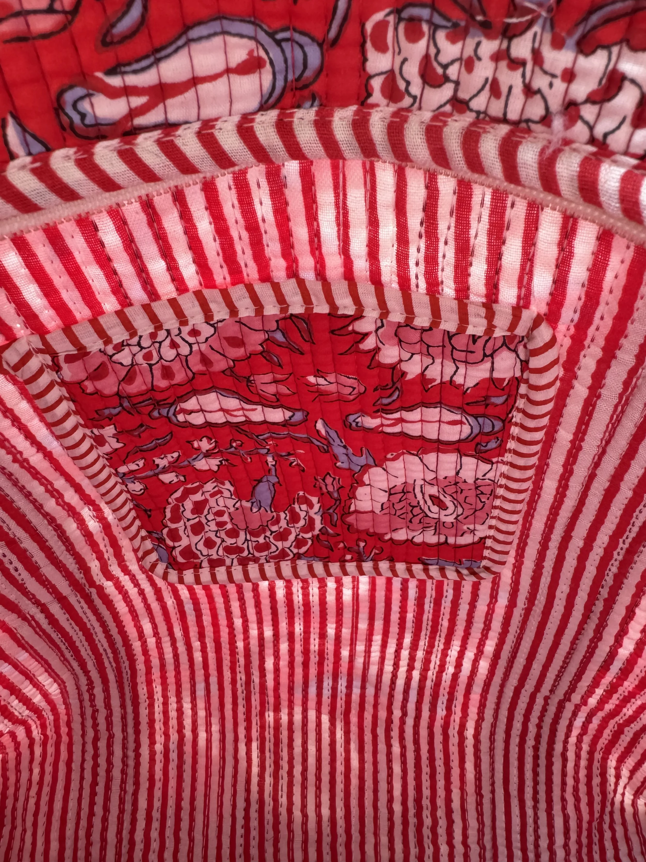 Floral print inside pocket in a quilted cotton holiday shopper