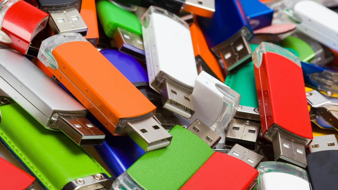 A group of researchers proves the long-held conviction that hackers can trick users into inserting potentially dangerous USB drives into their computers. Photo Credit: Motherboard online report , 4/6/16