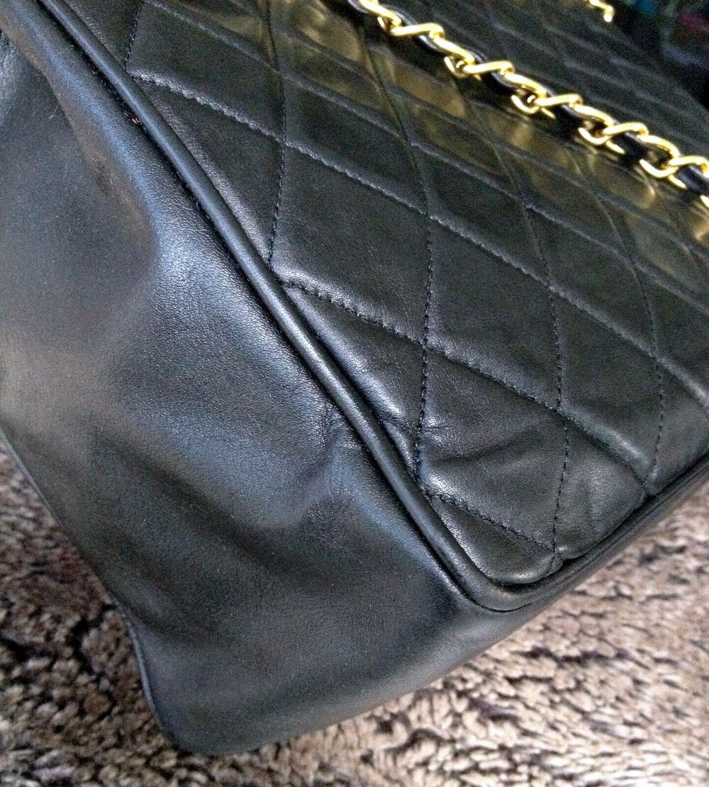 CHANEL CLASSIC VINTAGE BLACK QUILTED LAMBSKIN 24K GOLD CHAIN CC CHARM TOTE  BAG