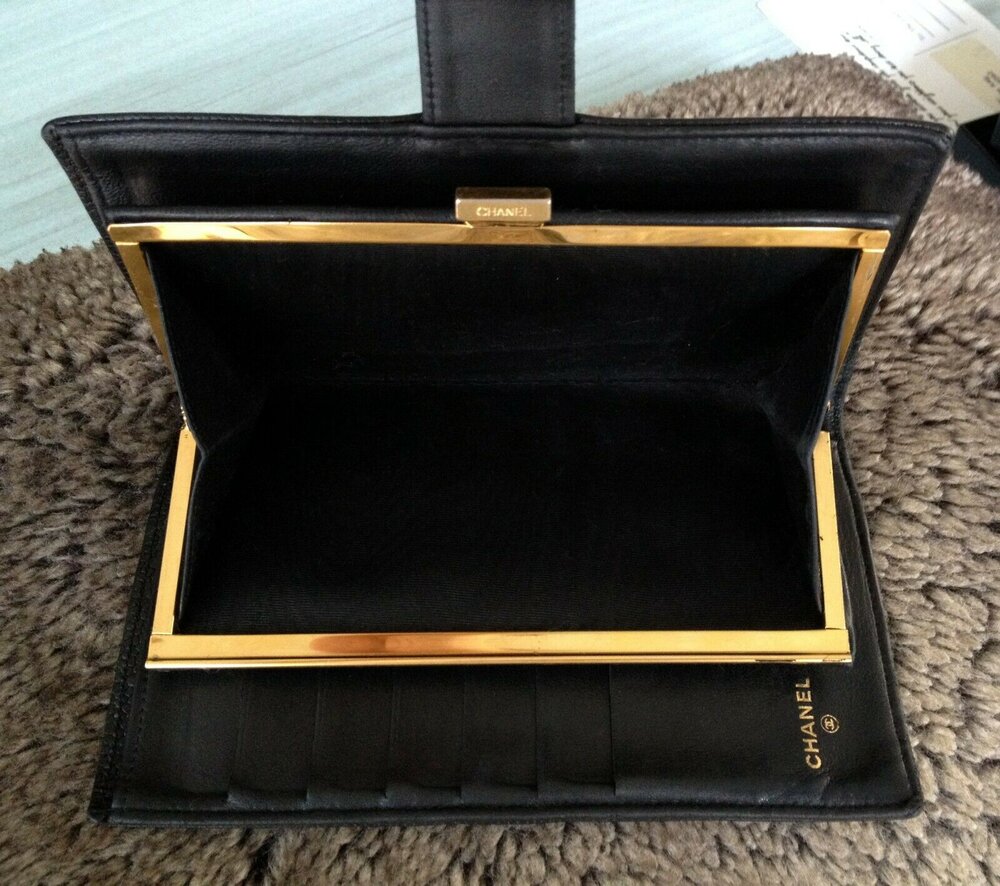 Vintage Bi-Fold Wallet in Caviar Leather, Gold Hardware