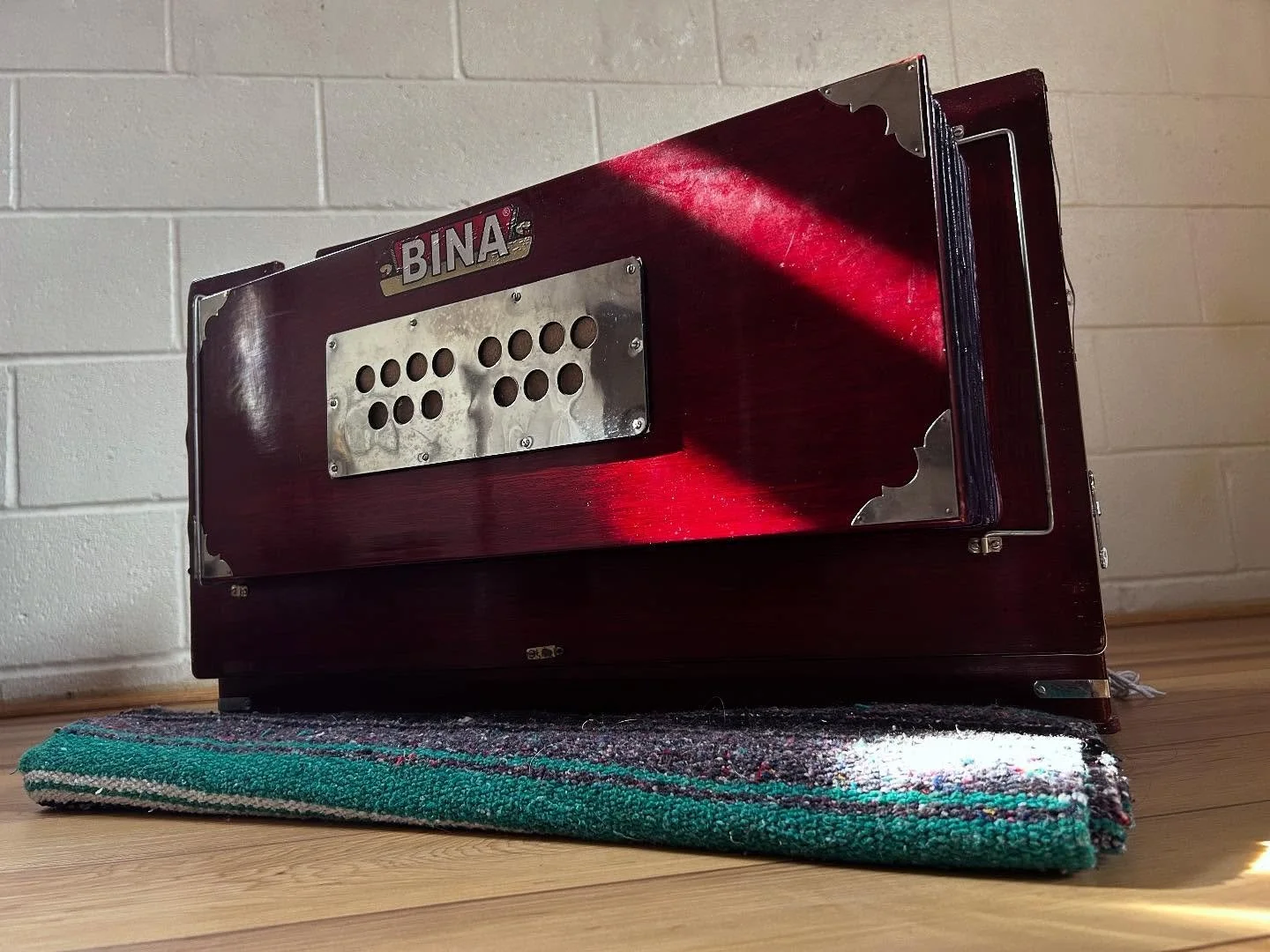 We sing in classes!! No experience necessary 😂  Breathe. Vibrate. Heal.
Did you know singing boosts your mood, strengthens your lungs, and calms your nervous system? When you sing, you regulate your breath, release endorphins, and vibrate every cell