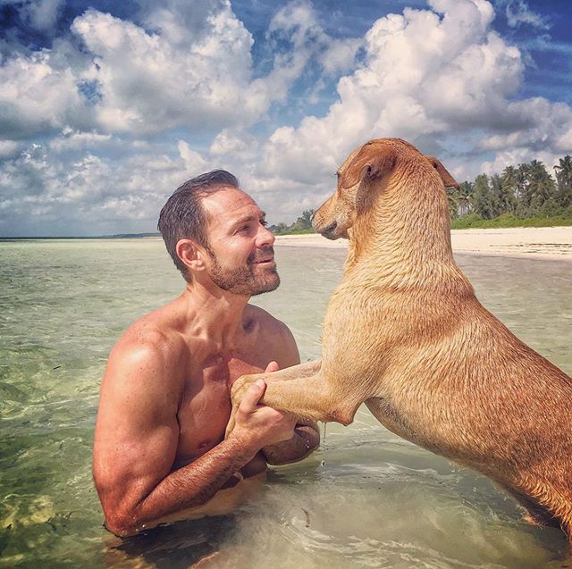 Making friends along the way... ⠀⠀
.⠀⠀
.⠀⠀
.⠀⠀
.⠀⠀
.⠀⠀
.⠀⠀
#beach #paradise #dog #friends #animal #landscape #zanzibar #africa