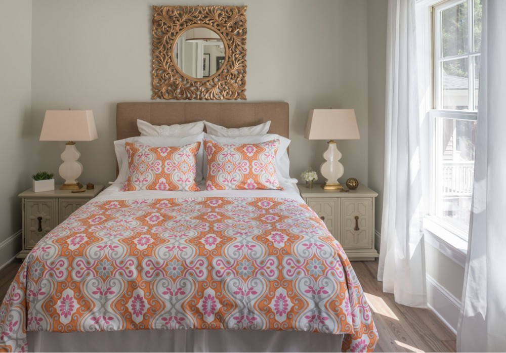 The second-floor guest room’s exuberant hues are tempered by elegant bronze accents. 
