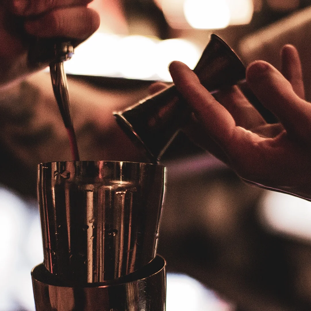 Cocktail_f6_bartender.jpg