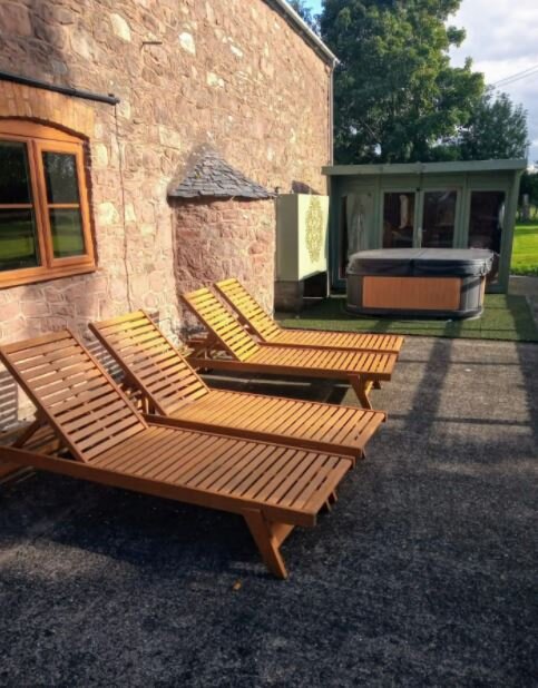 Stanford Farm Farmhouse hot tub area