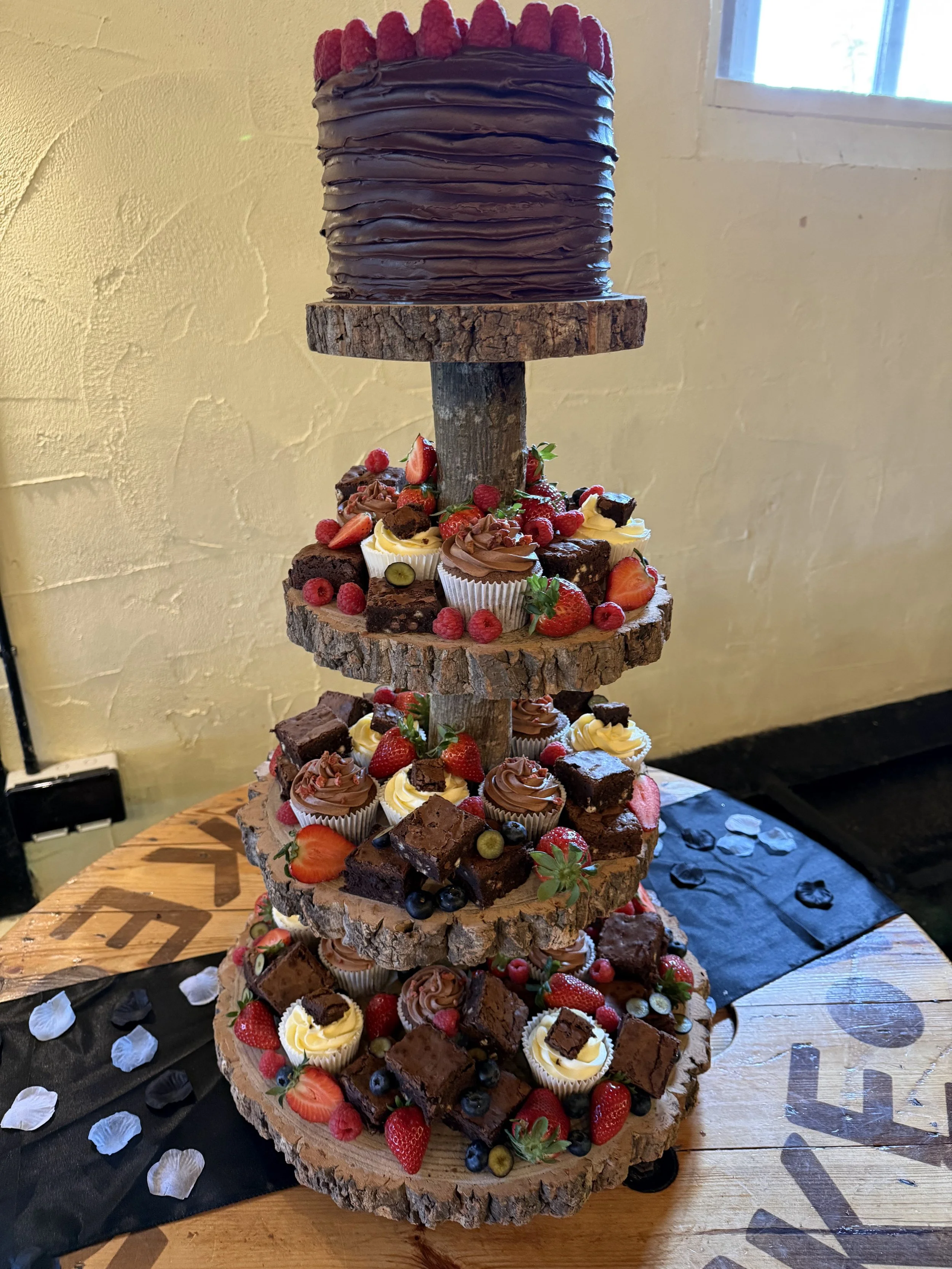 The wedding cake at Tymara and Harley’s Wedding at Stanford Farm