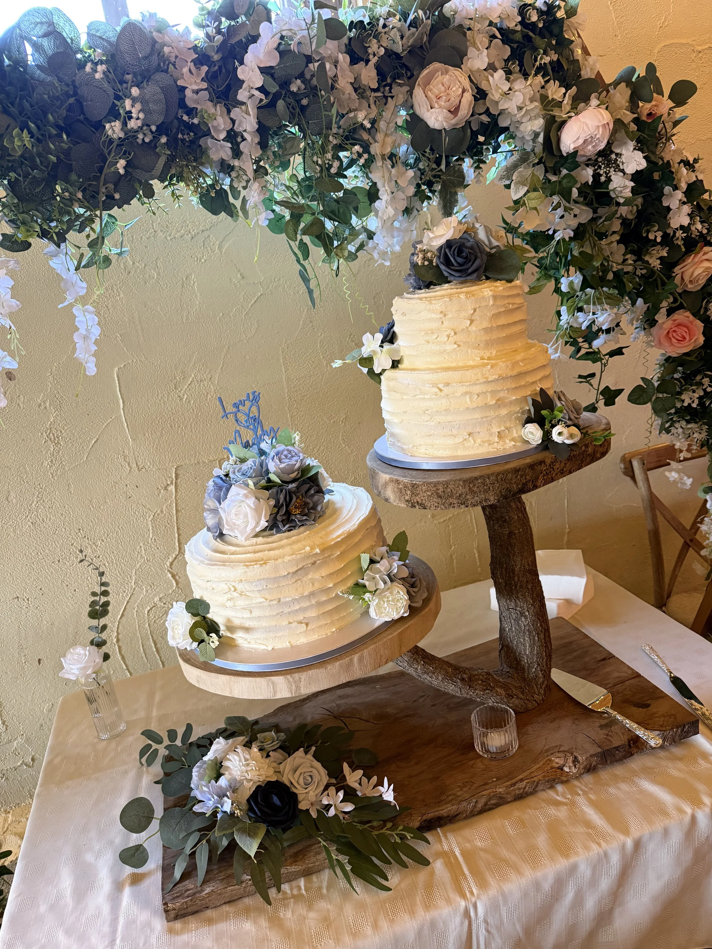The wedding cake at Maddy and Louis’ Lakeside Wedding at Stanford Farm