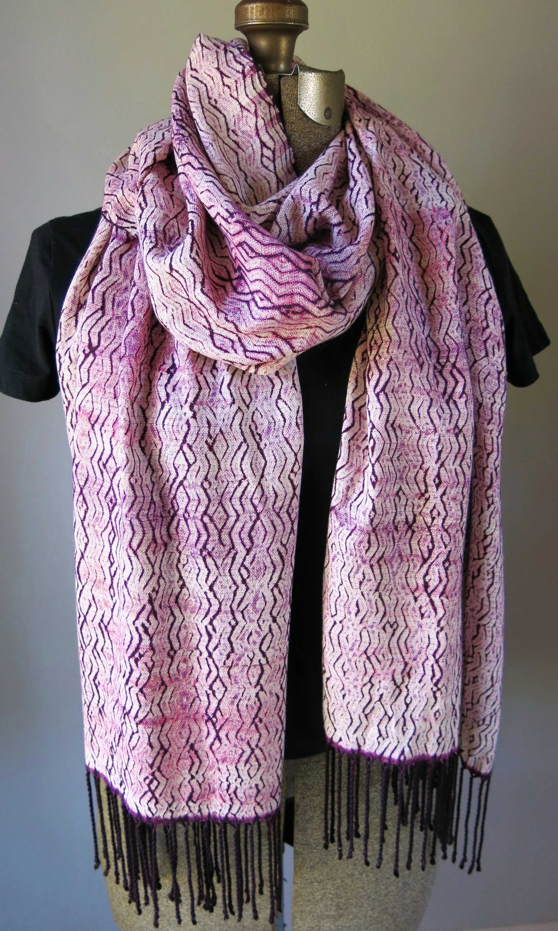 Woven shibori tencel scarf. 22.5"x 75" plus 5" fringes.