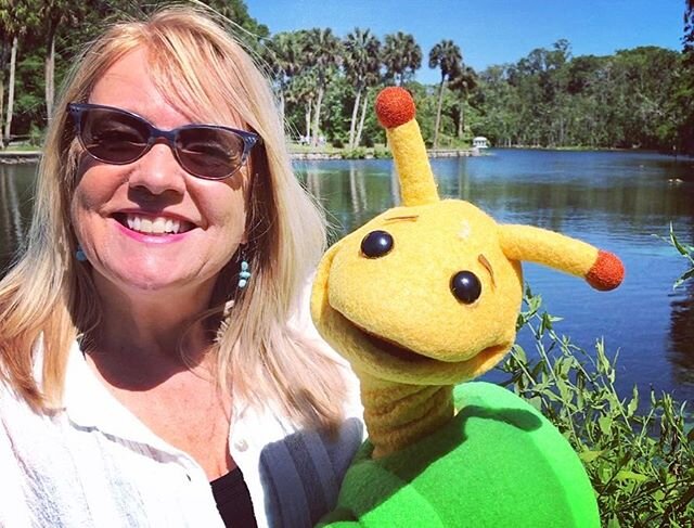Happy Wednesday World! My #wcw is my dear friend Lesley, because she always smiles and and she has a huuuggee heart and and she cares about the planet! who is your woman crush Wednesday ? .
.
.
.
 #sammysnail #puppets #love #joy #snail #sammy #thesam